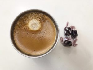 おやつに低糖質チョコレートとコーヒーの画像